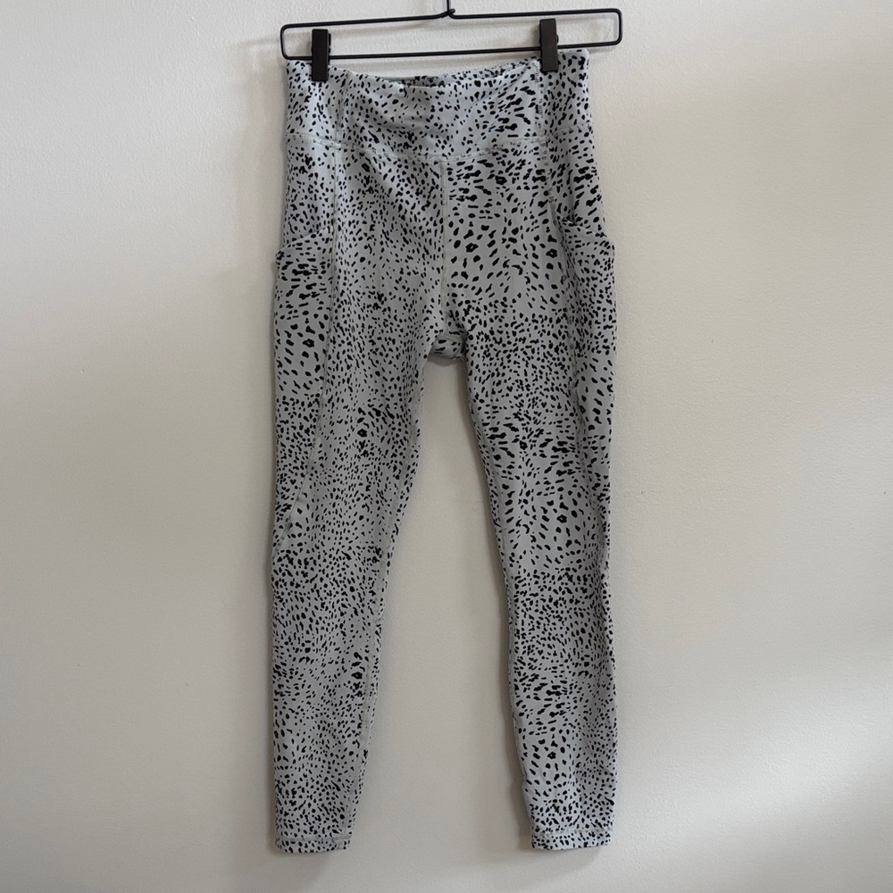 Monrow Size Medium Gray Animal Print Leggings